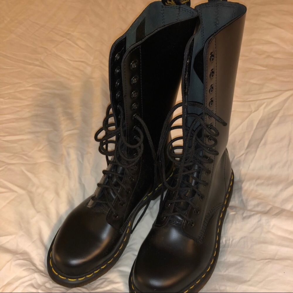 Dr. Martens 1914W Black Smooth NIB Women’s 9